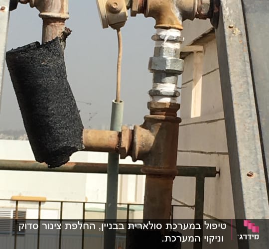 צנרת מתכת עם בידוד שחור על גג